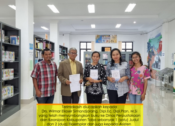 Serah Terima Sumbangan Buku dari Drs. Wilmar Eliaser Simandjorang, Dipl.Ec, Dipl.Plan, M.Si ke Dinas Perpustakaan dan Kearsipan Kabupaten Toba