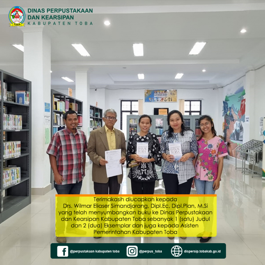 Serah Terima Sumbangan Buku dari Drs. Wilmar Eliaser Simandjorang, Dipl.Ec, Dipl.Plan, M.Si ke Dinas Perpustakaan dan Kearsipan Kabupaten Toba