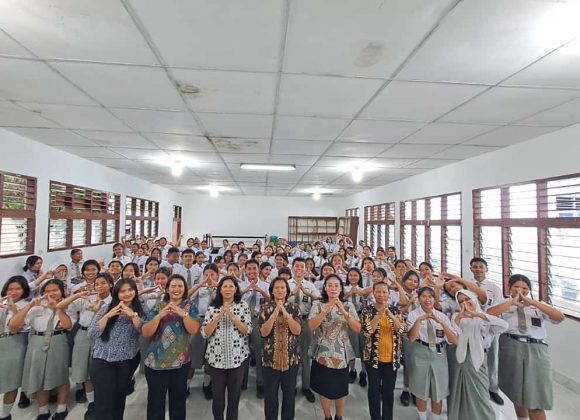 Menjadi Guru Tamu, Dinas Perpustakaan dan Kearsipan Kabupaten Toba. Berikan Pembekalan Pengelolaan Kearsipan bagi Siswa/i Jurusan Manajemen Perkantoran (MP) SMK N 2 Balige