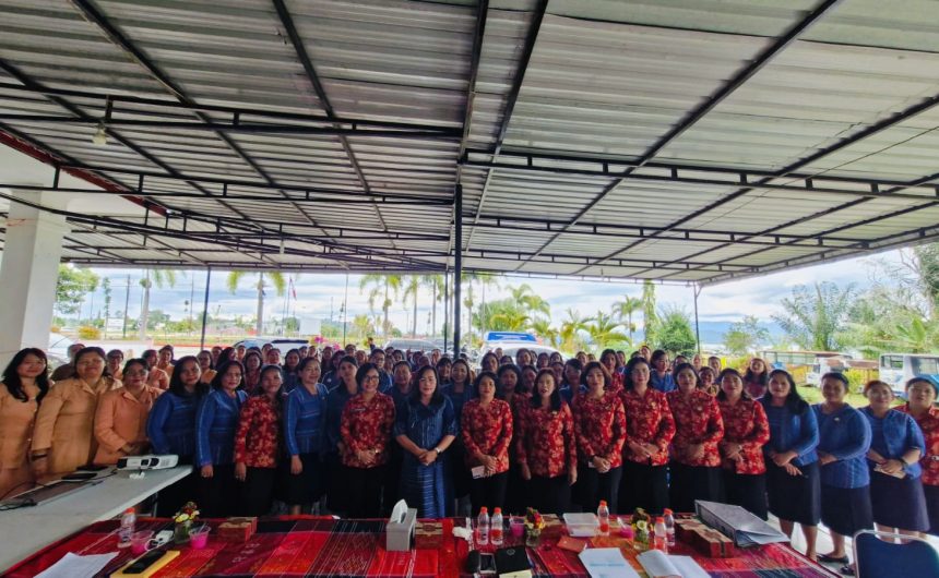 Sosialisasi mengenai Literasi dan Manfaat Membaca kepada Dharma Wanita Persatuan (DWP) Kabupaten Toba Sosialisasi mengenai Literasi dan Manfaat Membaca kepada Dharma Wanita Persatuan (DWP) Kabupaten Toba